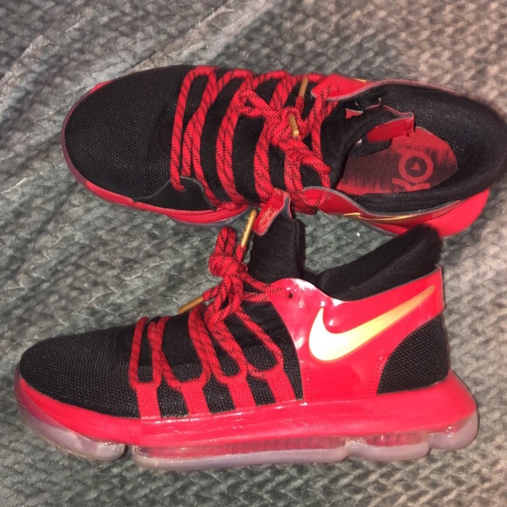 Basketball shoes